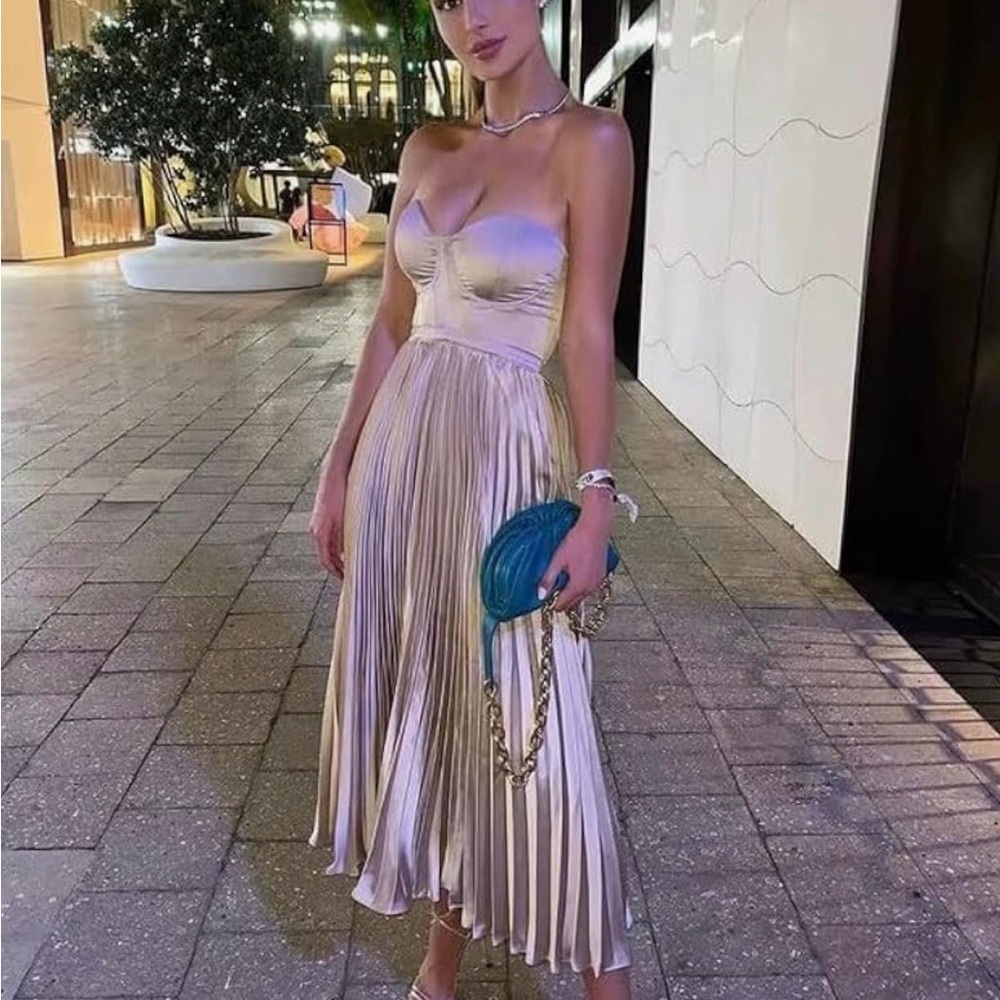 Elegant Strapless Pleated Dress - Picture 3 of 3